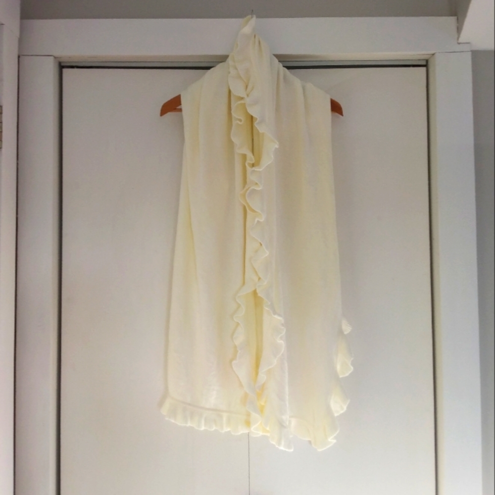 White Shawl w/ Ruffled Edges